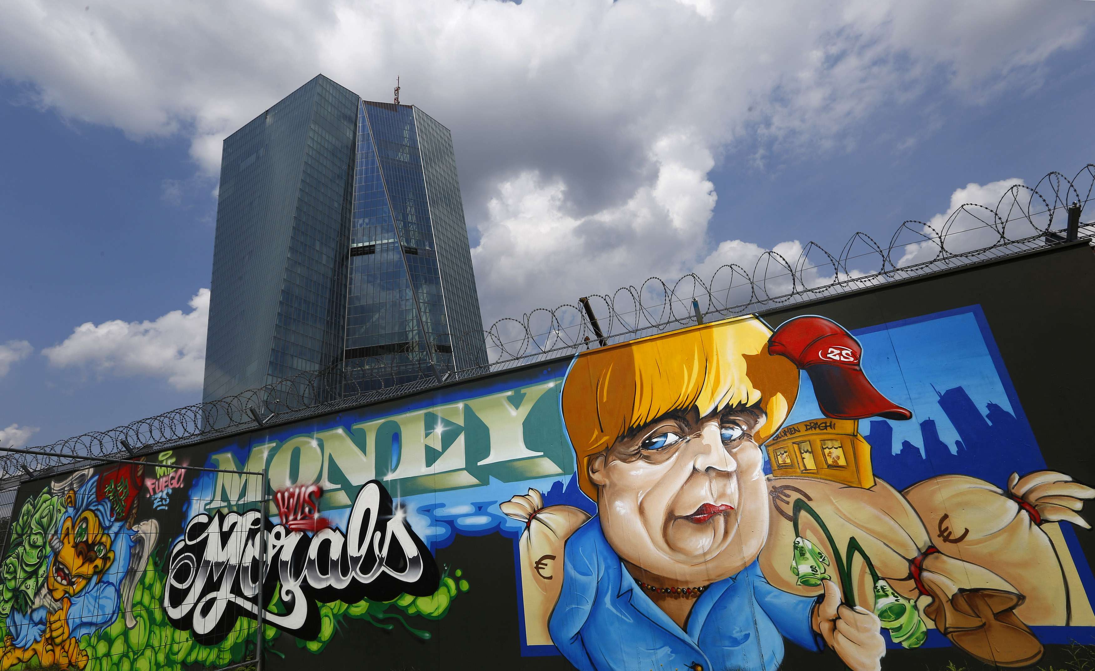 Spiegel: Η πολιτική Μέρκελ δεν αλλάζει τίποτε στην υπερχρεωμένη Ελλάδα