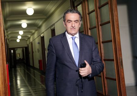 Αθανασίου: Ερευνα της εφορίας σε κατοικίες μόνο παρουσία δικαστικών