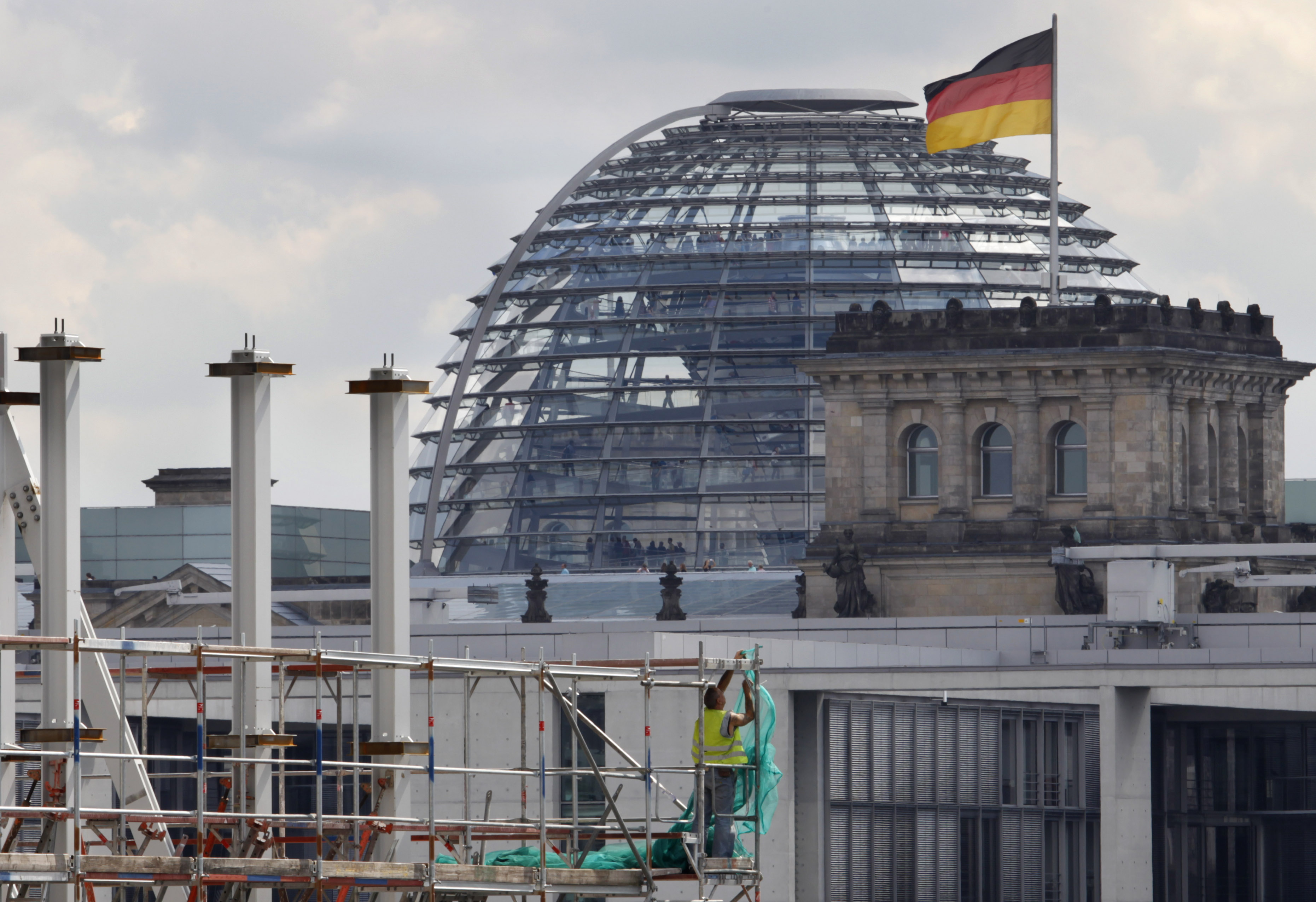 Βερολίνο: «Ναι – όχι» στην πρόταση Γιούνκερ για επενδύσεις 300 δισ.