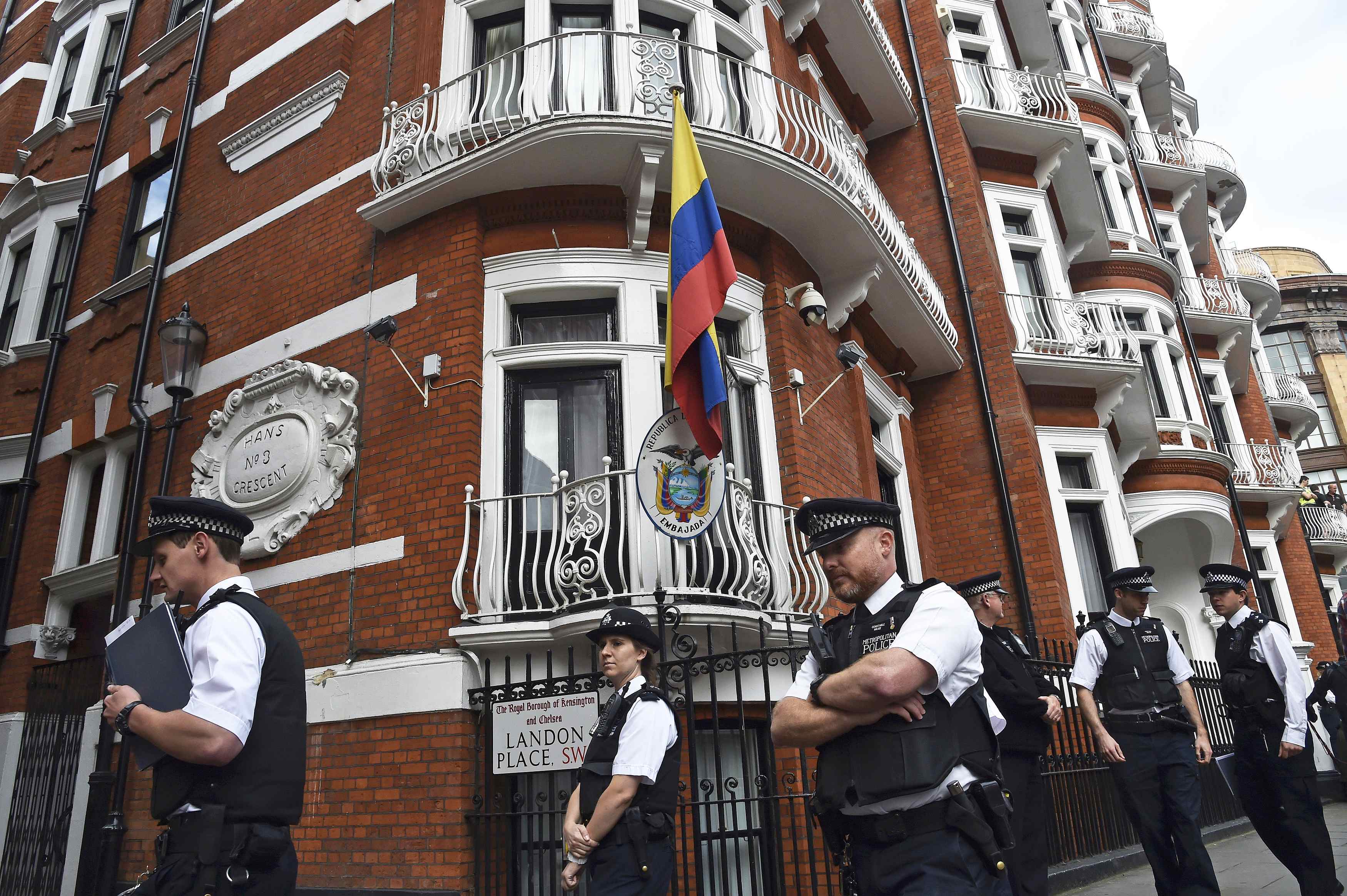 Ασάνζ: Αποχωρεί από την πρεσβεία του Ισημερινού στο Λονδίνο