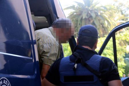 Κακοποίηση και απειλές από το θύμα καταγγέλλει ο παιδοκτόνος στο Αστρος