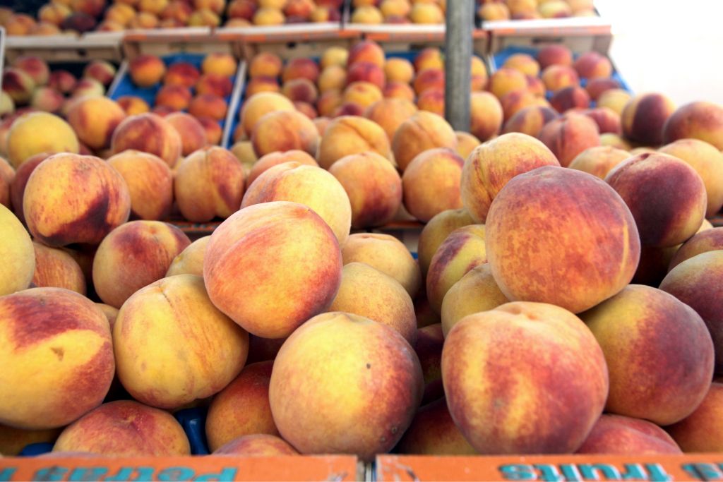 Δωρεάν διανομή ροδάκινων από τον Δήμο Χαλανδρίου