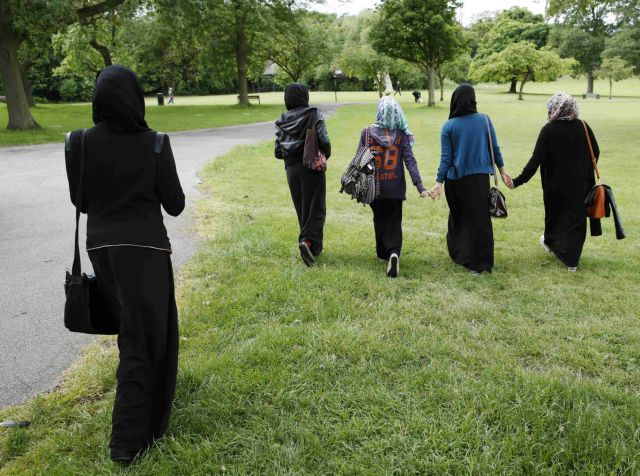 Απαγορεύει η Ολλανδία τη μουσουλμανική μαντήλα