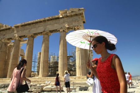 Φόροι και αβεβαιότητα τορπιλίζουν τον τουρισμό
