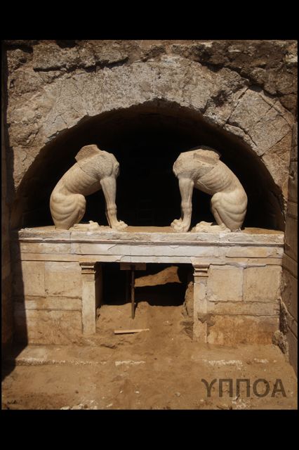 Αποκαλύπτεται σταδιακά η είσοδος του τάφου στην Αμφίπολη