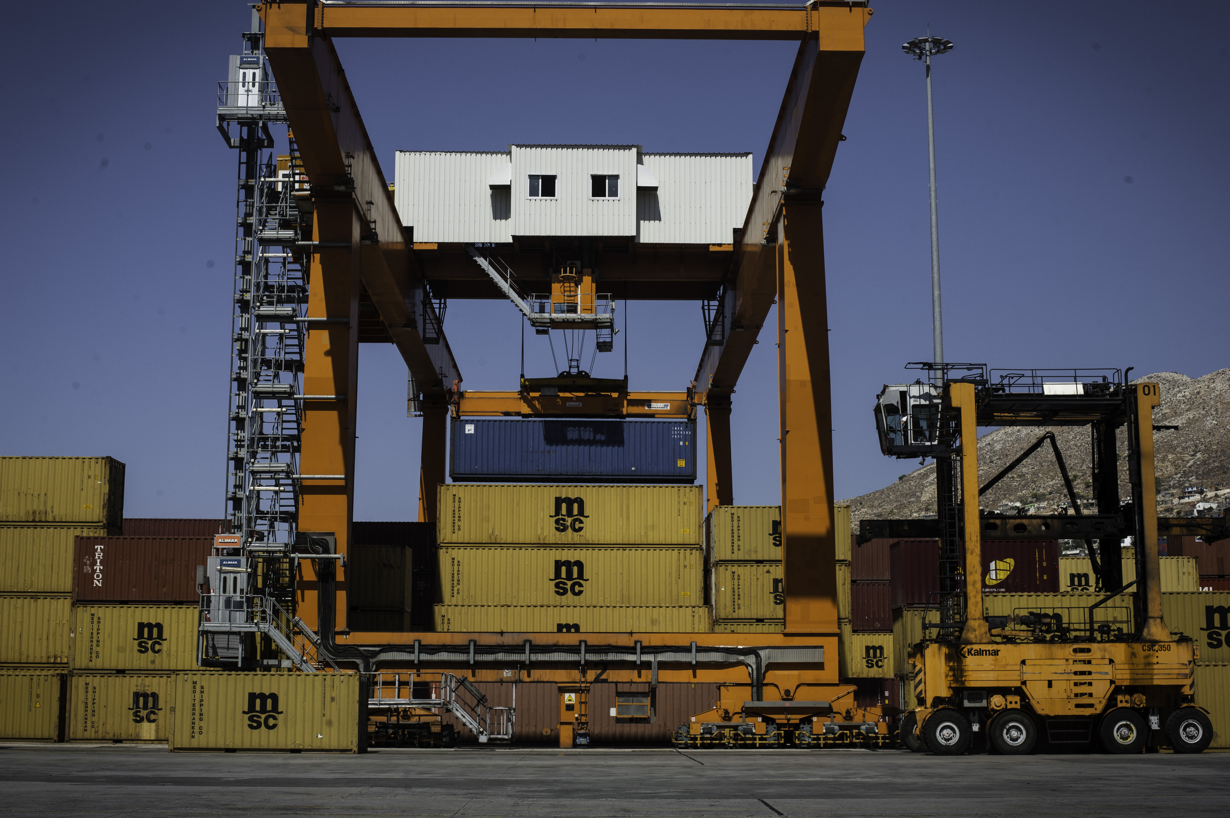 ΕΛΣΤΑΤ: Πτώση σε εισαγωγές και εξαγωγές τον Αύγουστο