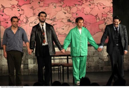 Τι θα δούμε στα θέατρα του χειμώνα: Μιούζικαλ, κωμωδίες και διασκευές