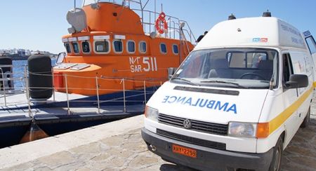 Δωρεά ασθενοφόρου στο Λιμενικό από τον Ομιλο ΥΓΕΙΑ