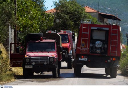 Μαίνεται η πυρκαγιά στη Χίο – Δεν απειλεί σπίτια