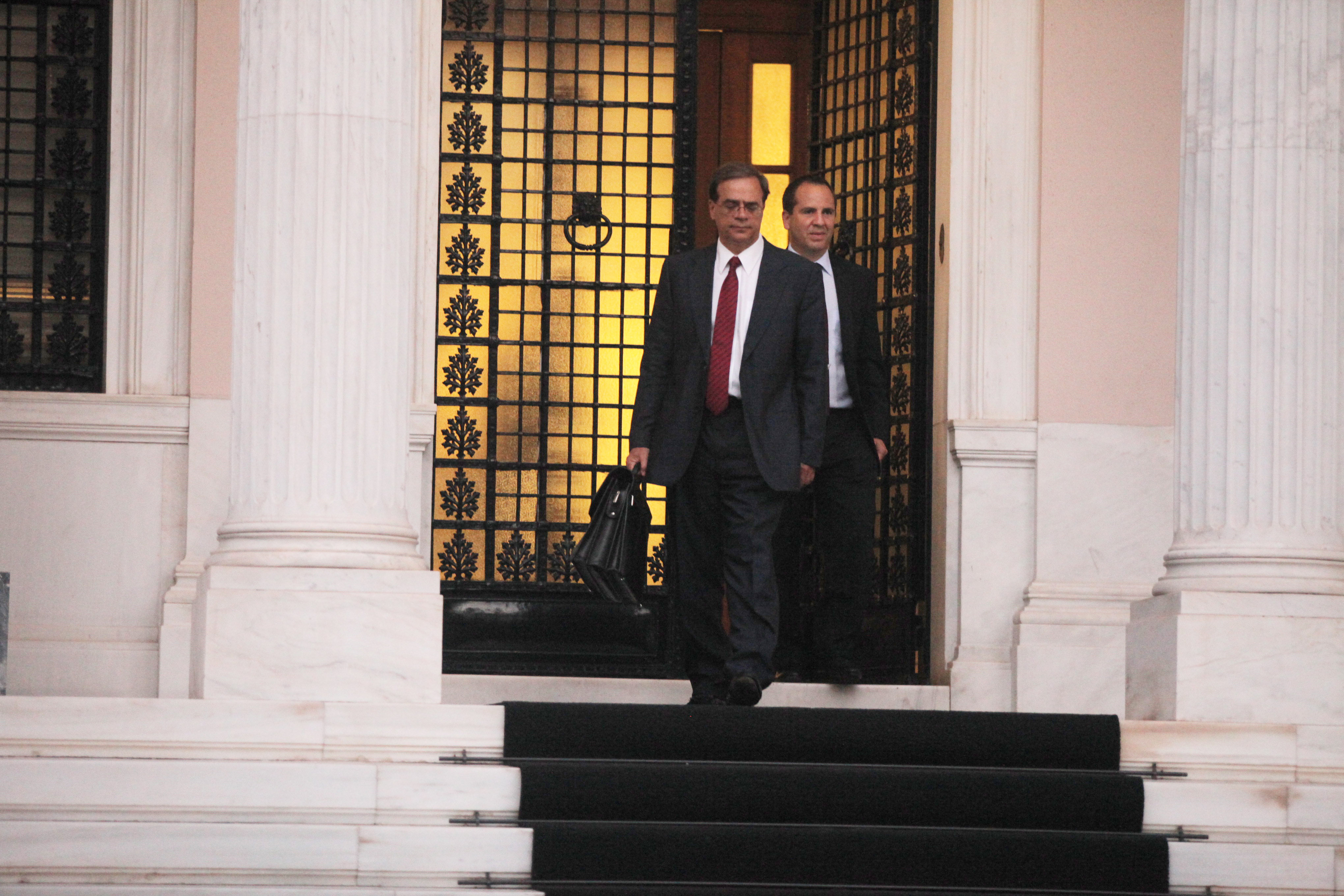 Σκληρή η στάση της τρόικας στις «δίδυμες» τηλεδιασκέψεις