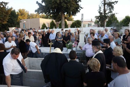 Ετάφη ο Εμμανουήλ Κριαράς στο χωριό Στέρνες Χανίων