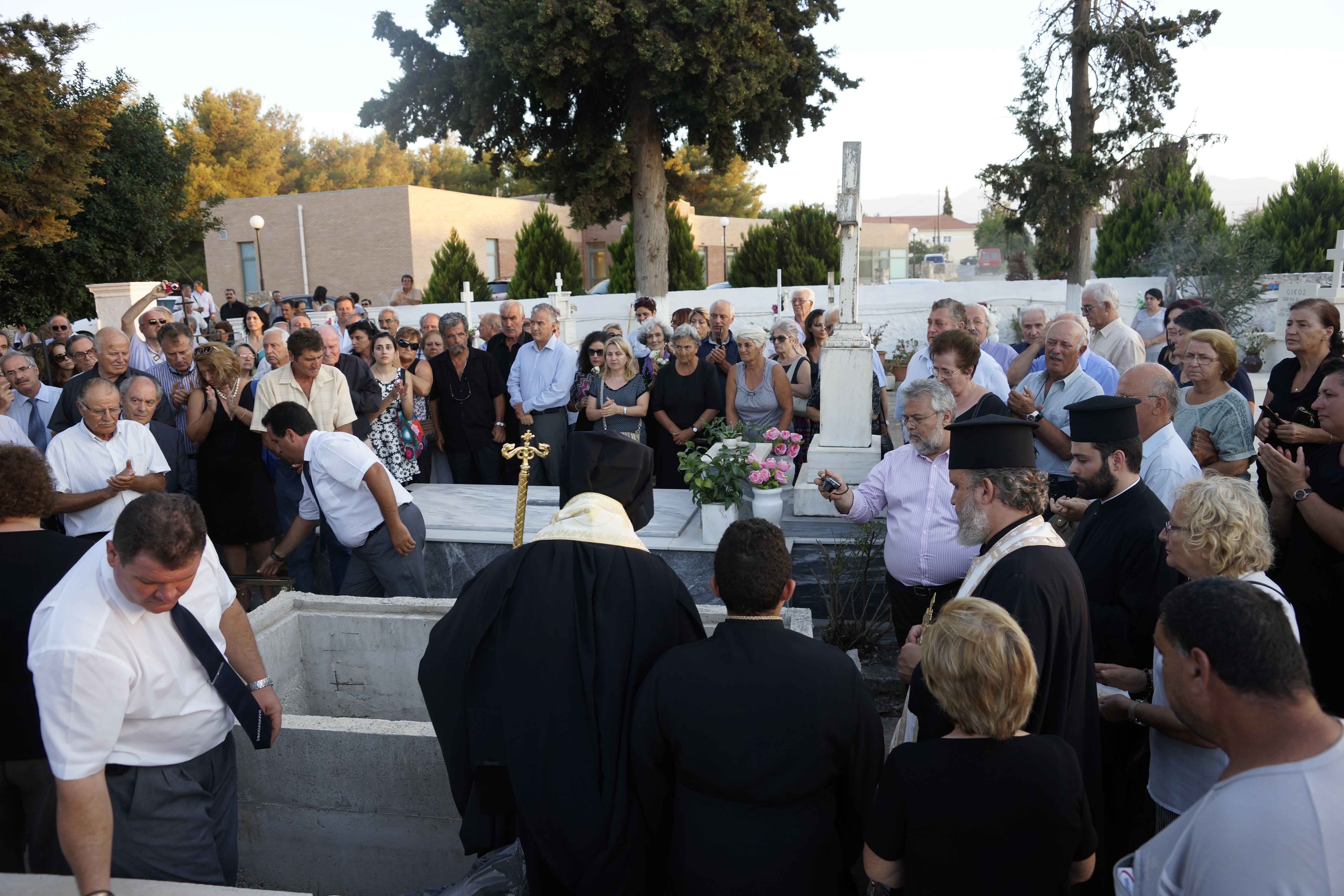 Ετάφη ο Εμμανουήλ Κριαράς στο χωριό Στέρνες Χανίων