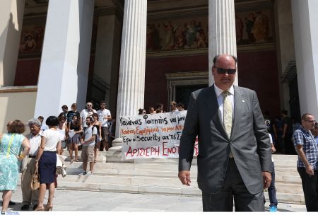 Υποδοχή με συνθήματα στον νέο πρύτανη του ΕΚΠΑ