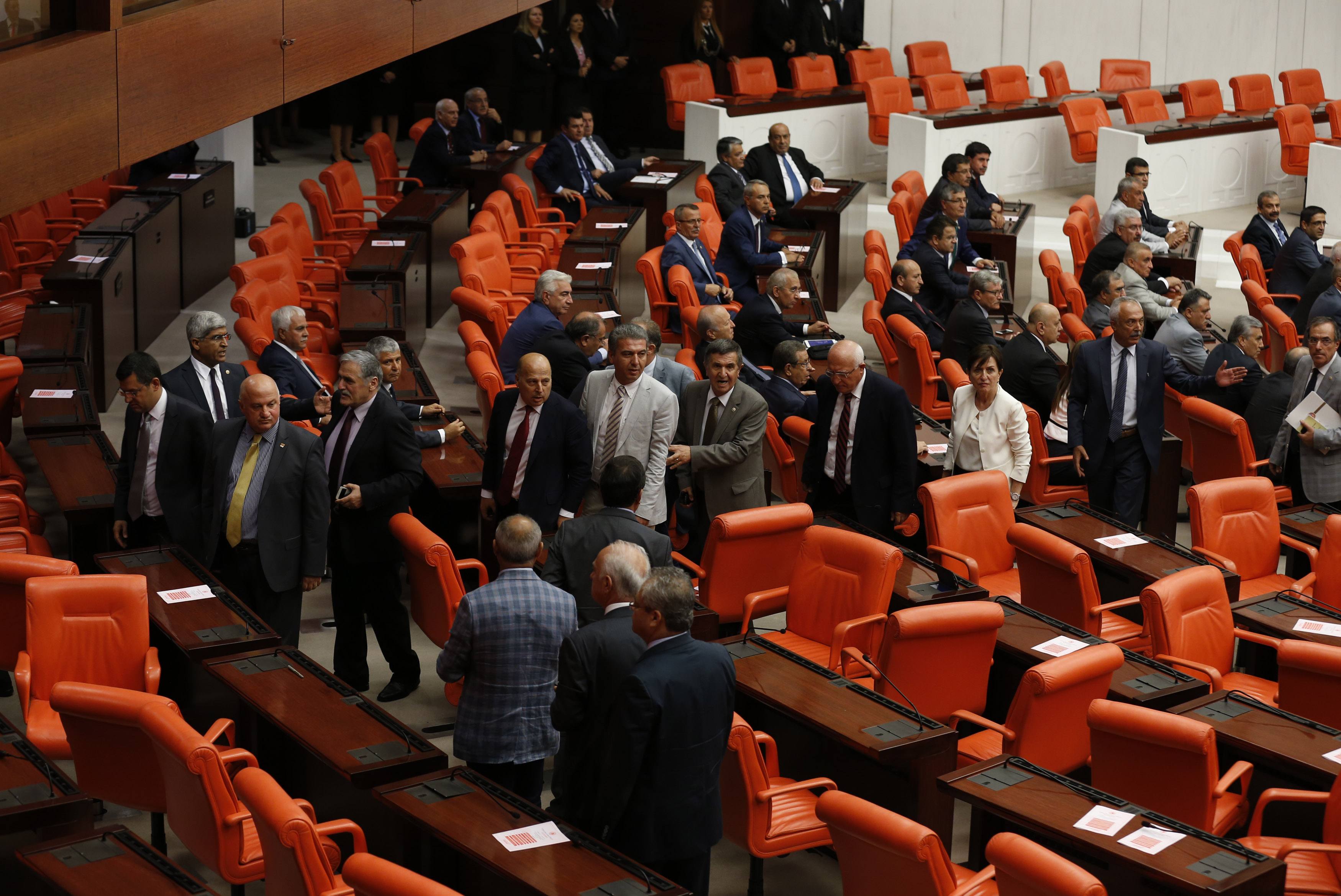 Η τουρκική Βουλή δεν παραπέμπει για διαφθορά τέσσερις πρώην υπουργούς