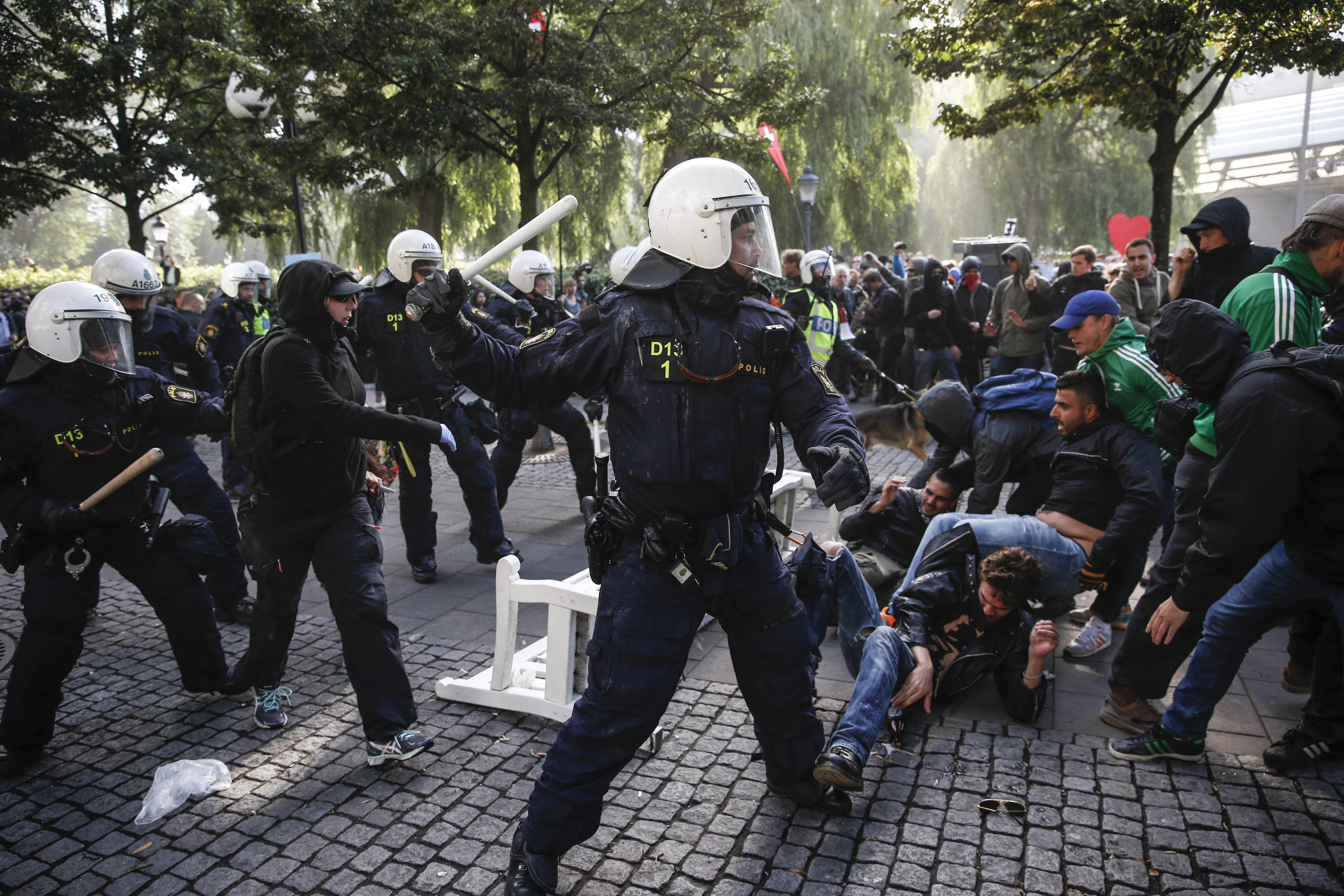 Σουηδία: Συγκρούσεις αντιφασιστών με αστυνομία στην Στοκχόλμη