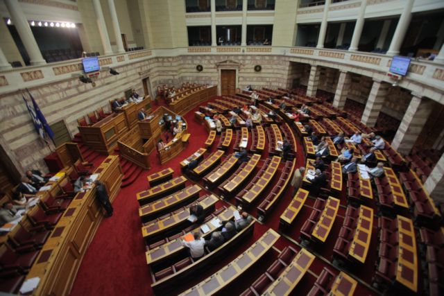 Βουλή: Και τα αδικήματα με βάση τον σεξουαλικό προσανατολισμό στο αντιρατσιστικό νομοσχέδιο