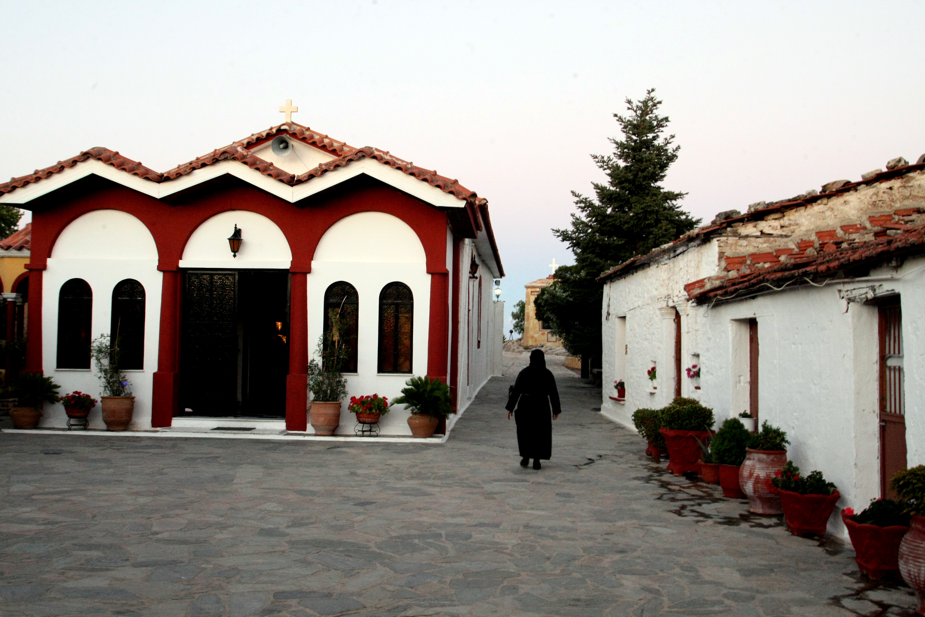 Αφορολόγητο 9.500 ευρώ για τους μοναχούς