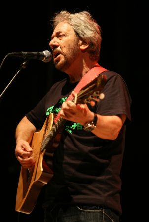 Το τελευταίο αντίο για τον αγαπημένο μουσικοσυνθέτη Αντώνη Βαρδή