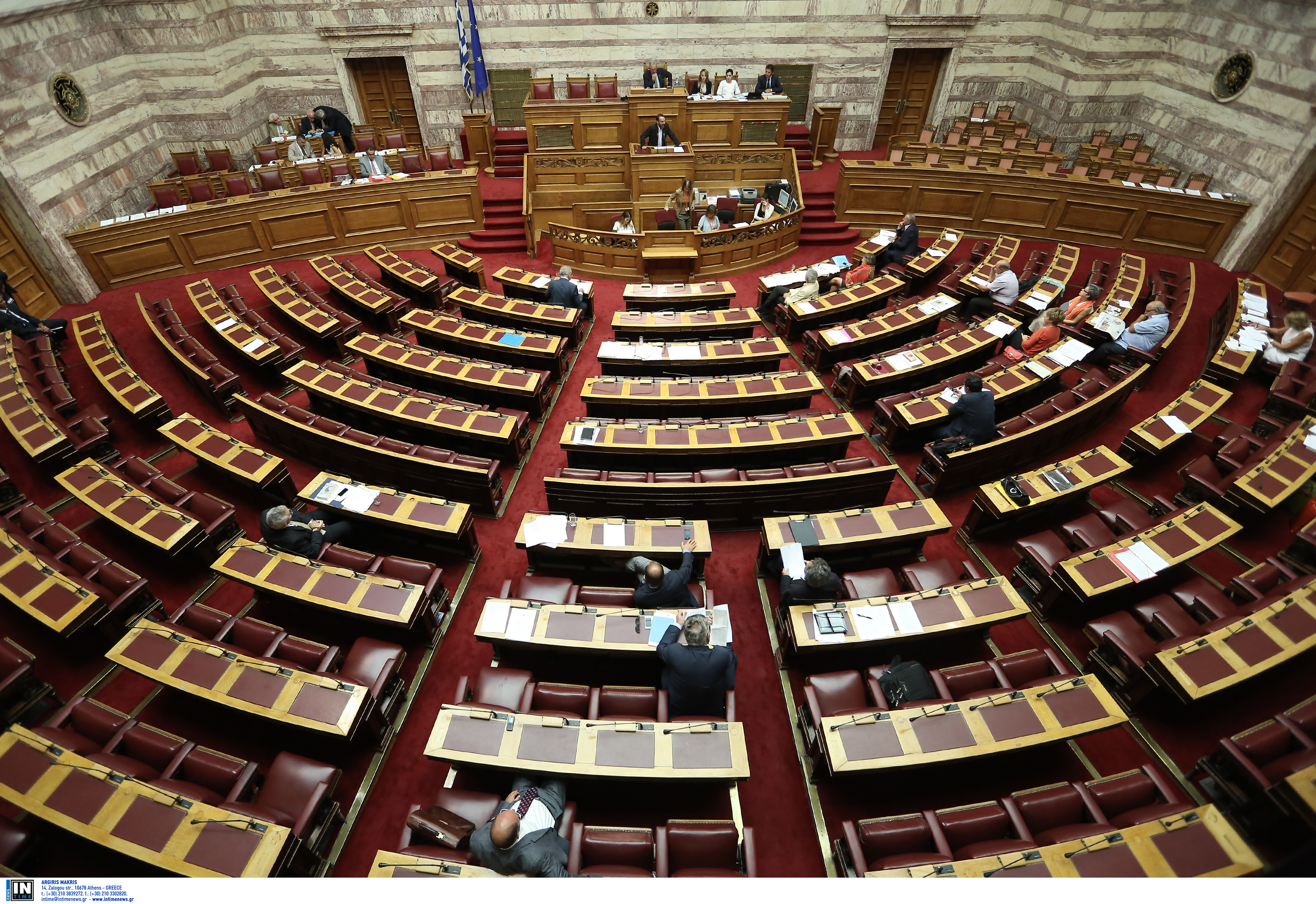 Συνεχίζεται στη Βουλή η συζήτηση για το αντιρατσιστικό νομοσχέδιο