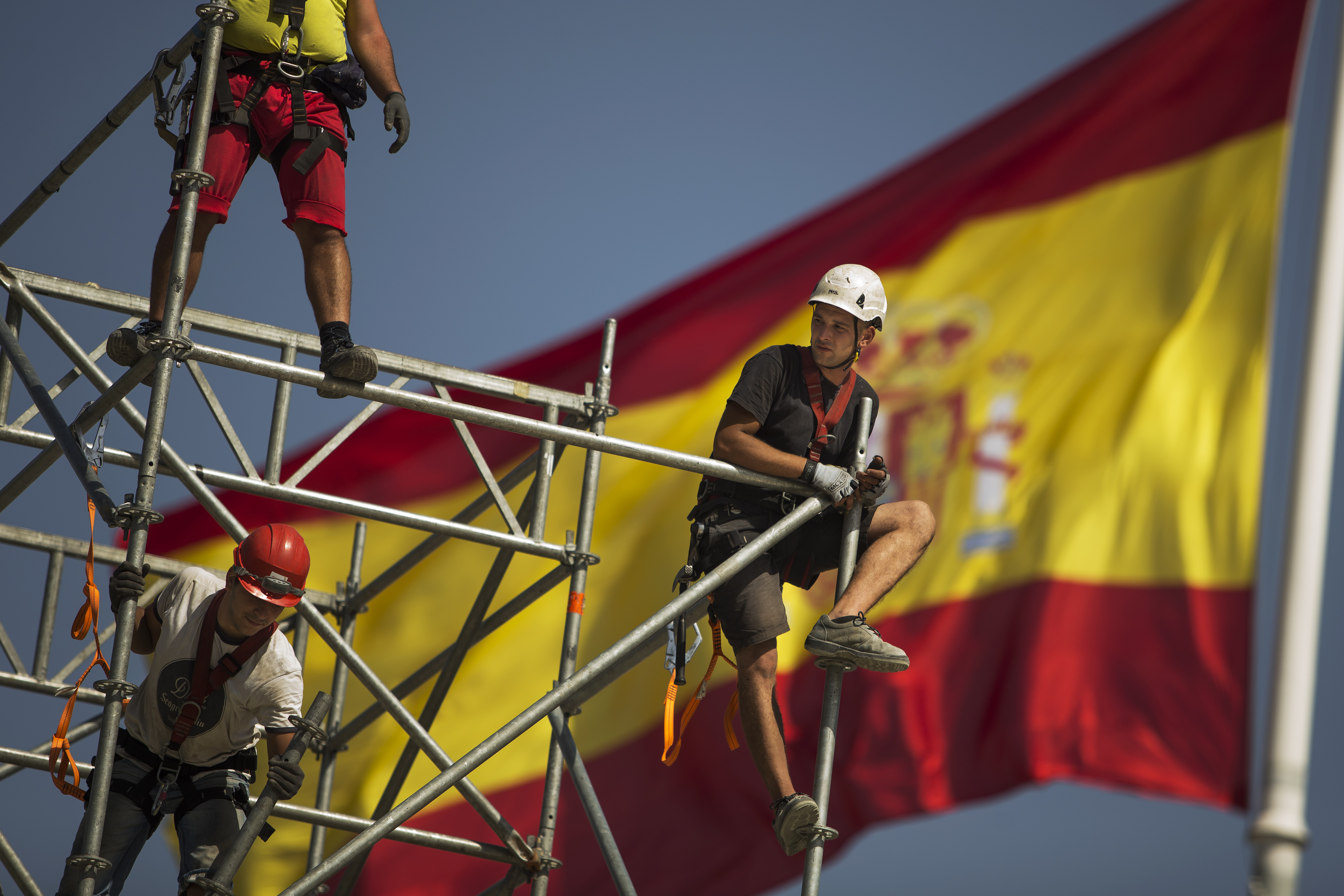 Ισπανία: Το δημόσιο χρέος θα ξεπεράσει το 100% του ΑΕΠ το 2015