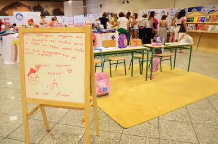 Σχολικά είδη που χαρίζουν «Χαμόγελο» στο Μετρό του Συντάγματος