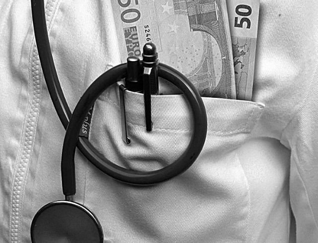Thessaloniki: Hospital clinic director arrested on bribery charges
