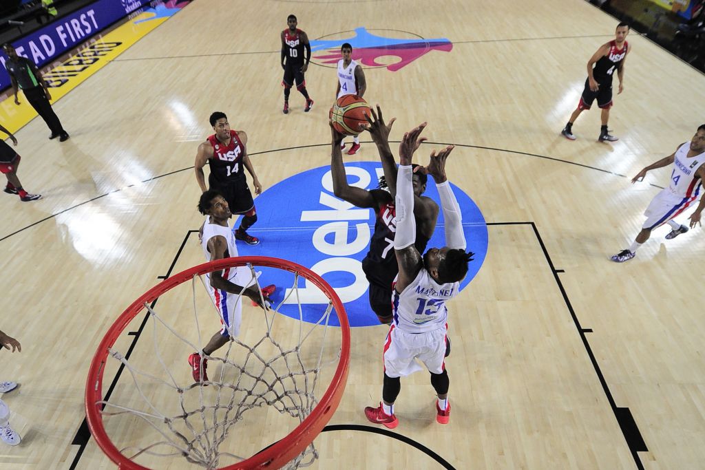 Στα γήπεδα και στην TV