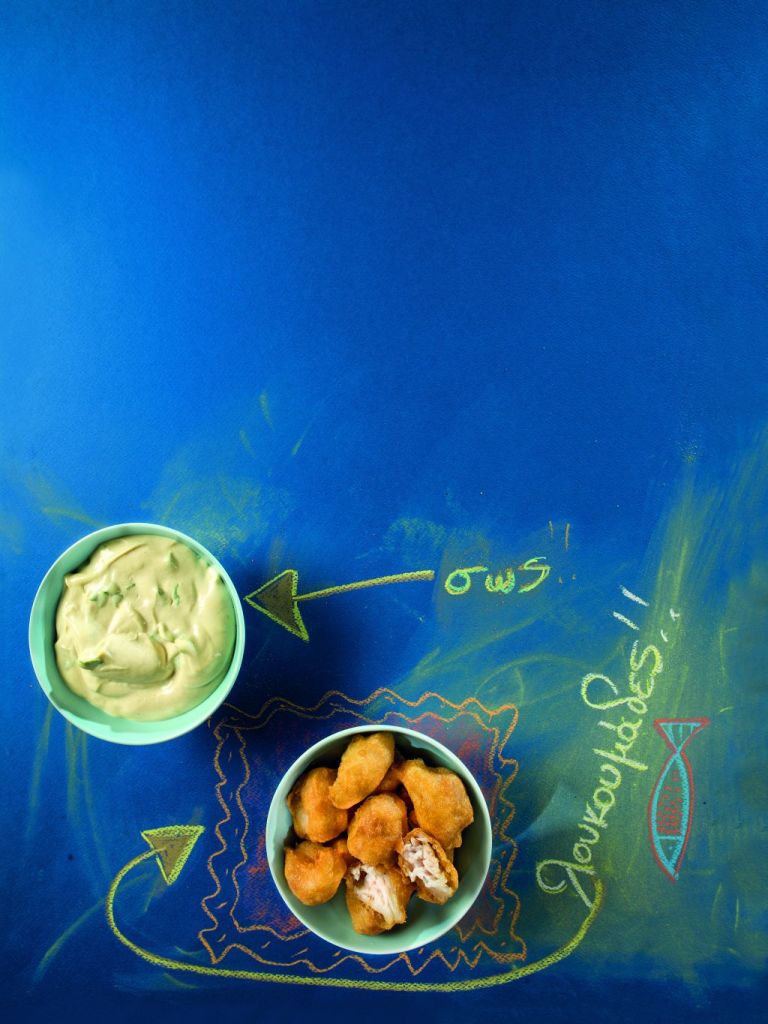 Λουκουμάδες ψαριού με σάλτσα κοκτέιλ