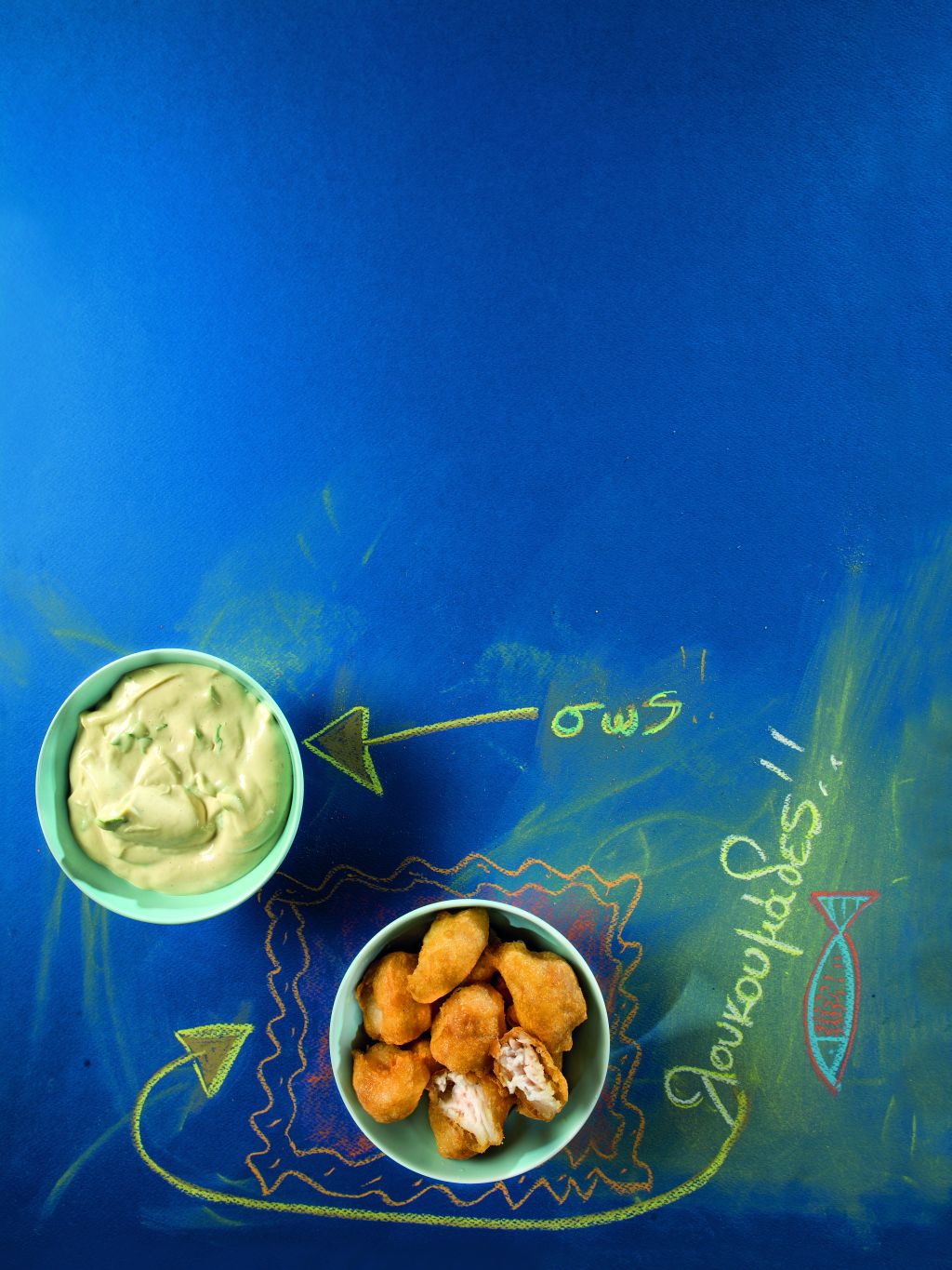 Λουκουμάδες ψαριού με σάλτσα κοκτέιλ