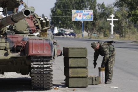 Ουκρανία: Ο στρατός θα αποσύρει βαρύ οπλισμό από τα ανατολικά