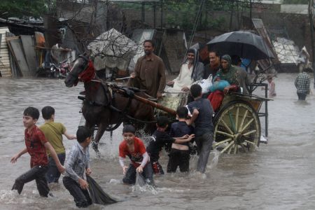 Πλημμύρες σε Ινδία και Πακιστάν με πάνω από 300 νεκρούς