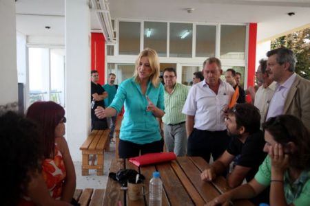 Ρένα Δούρου: Μπαλώματα οι τροπολογίες για τη μεταφορά μαθητών