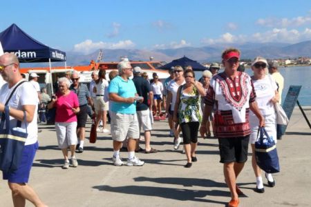 Οι last minute κρατήσεις δίνουν ανάσα στον Τουρισμό