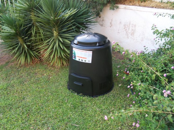 Municipality of Athens hands out free compost bins