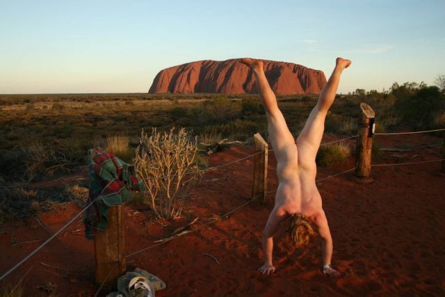 Ακτιβιστής γυρίζει τον κόσμο και βγάζει γυμνές selfie