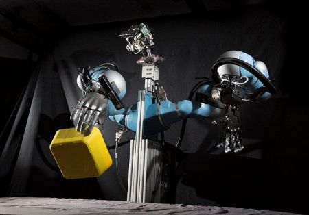 O Μπόρις το ρομπότ προσπαθεί να γεμίσει το πλυντήριο των πιάτων