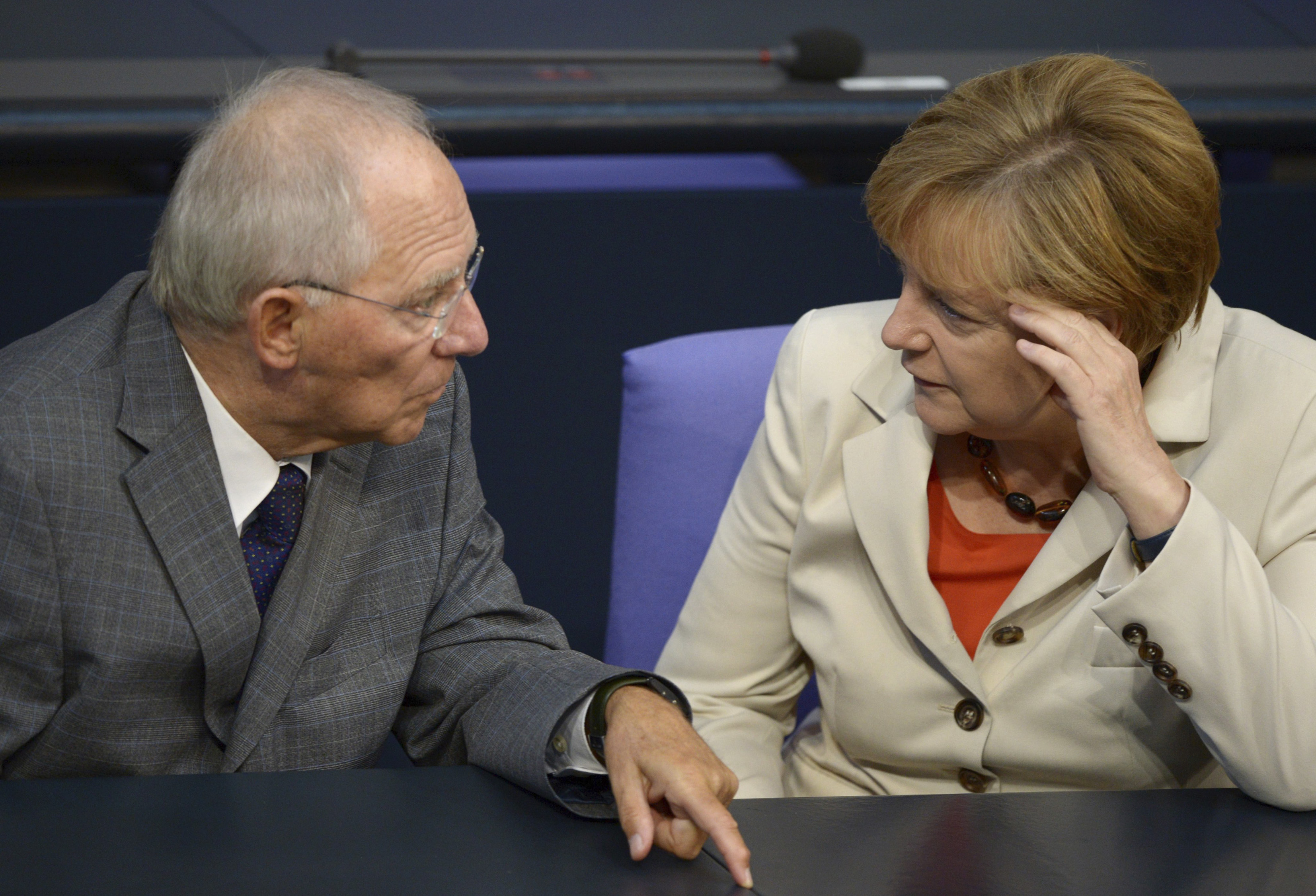 Βερολίνο: Η Μέρκελ «μάζεψε» τον Σόιμπλε