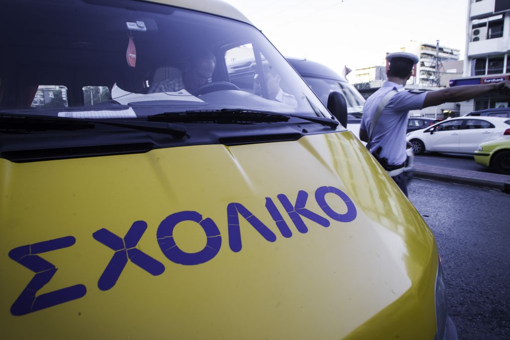 Ανατροπή σχολικού λεωφορείου στα Βριλήσσια μετά από σύγκρουση με ΙΧ