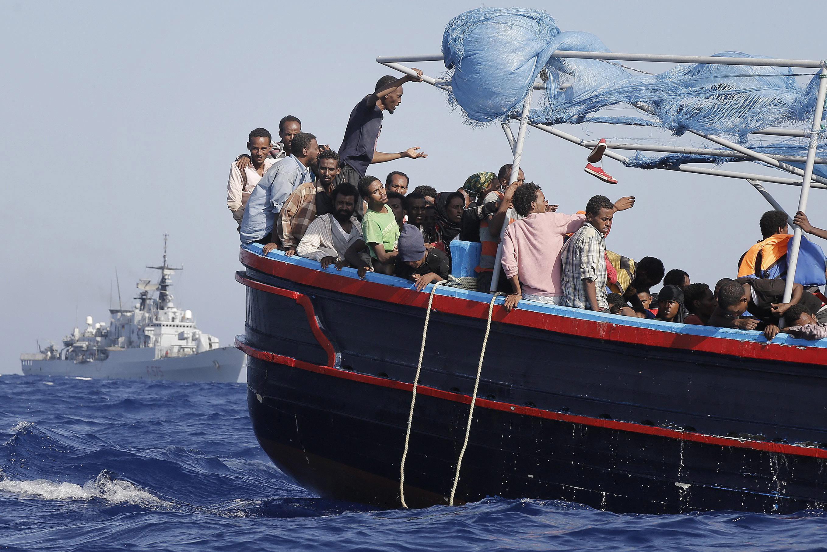 Αναφορές για τρία ναυάγια με 700 μετανάστες νεκρούς στη Μεσόγειο