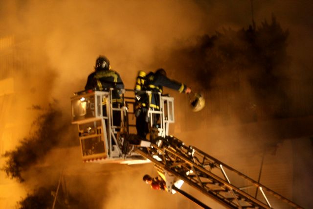 Υπό έλεγχο η φωτιά σε διαμέρισμα πολυκατοικίας στο Χαλάνδρι