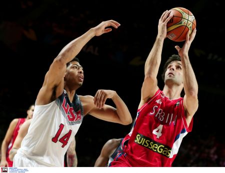 Στα γήπεδα και στην TV