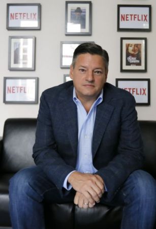 Τεντ Σαράντος: O «έλληνας Τιτάνας» που… μοιράζει την τράπουλα στο internet