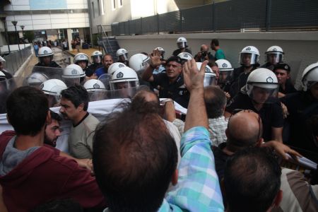 Αναρρωτική σε νοσηλευτή που τραυματίστηκε σε επίθεση των ΜΑΤ