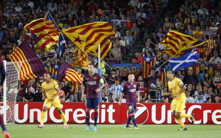 Καταλανικές μαζί με σκωτσέζικες σημαίες στις κερκίδες του Καμπ Νου