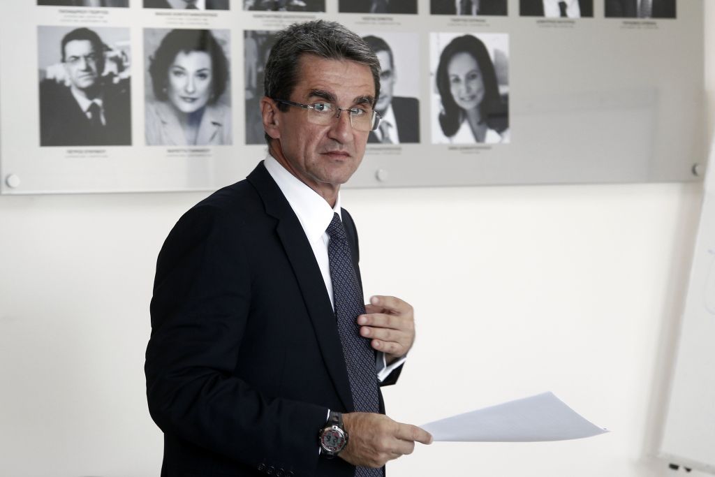 Παράσταση διαμαρτυρίας εκπαιδευτικών στο πολιτικό γραφείο Λοβέρδου