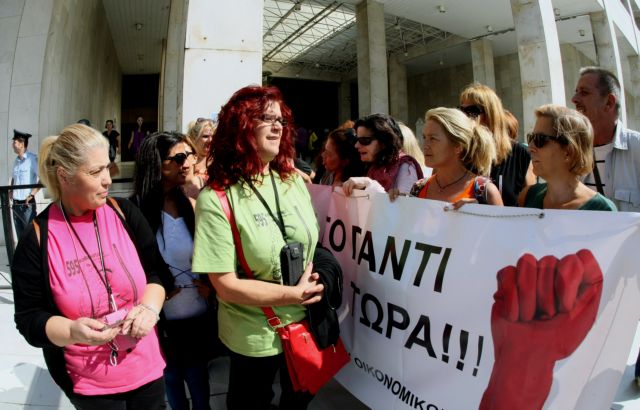 Cleaners protest outside Supreme Court awaiting final verdict