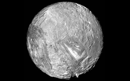 Μιράντα, το φεγγάρι που συνέθλιψε ο Ουρανός