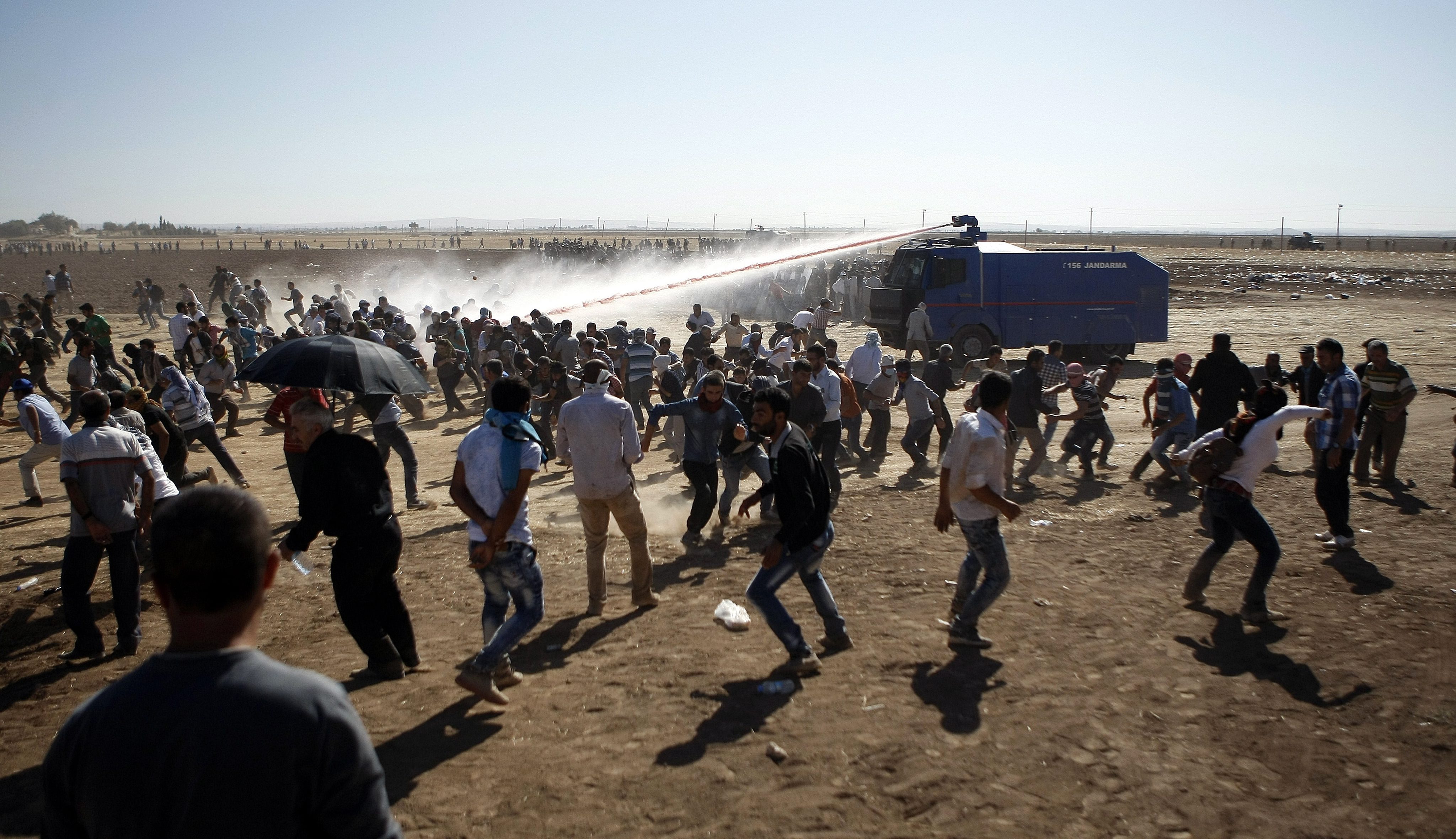 Τουρκία: Αντλίες νερού και δακρυγόνα κατά Κούρδων στα σύνορα με Συρία