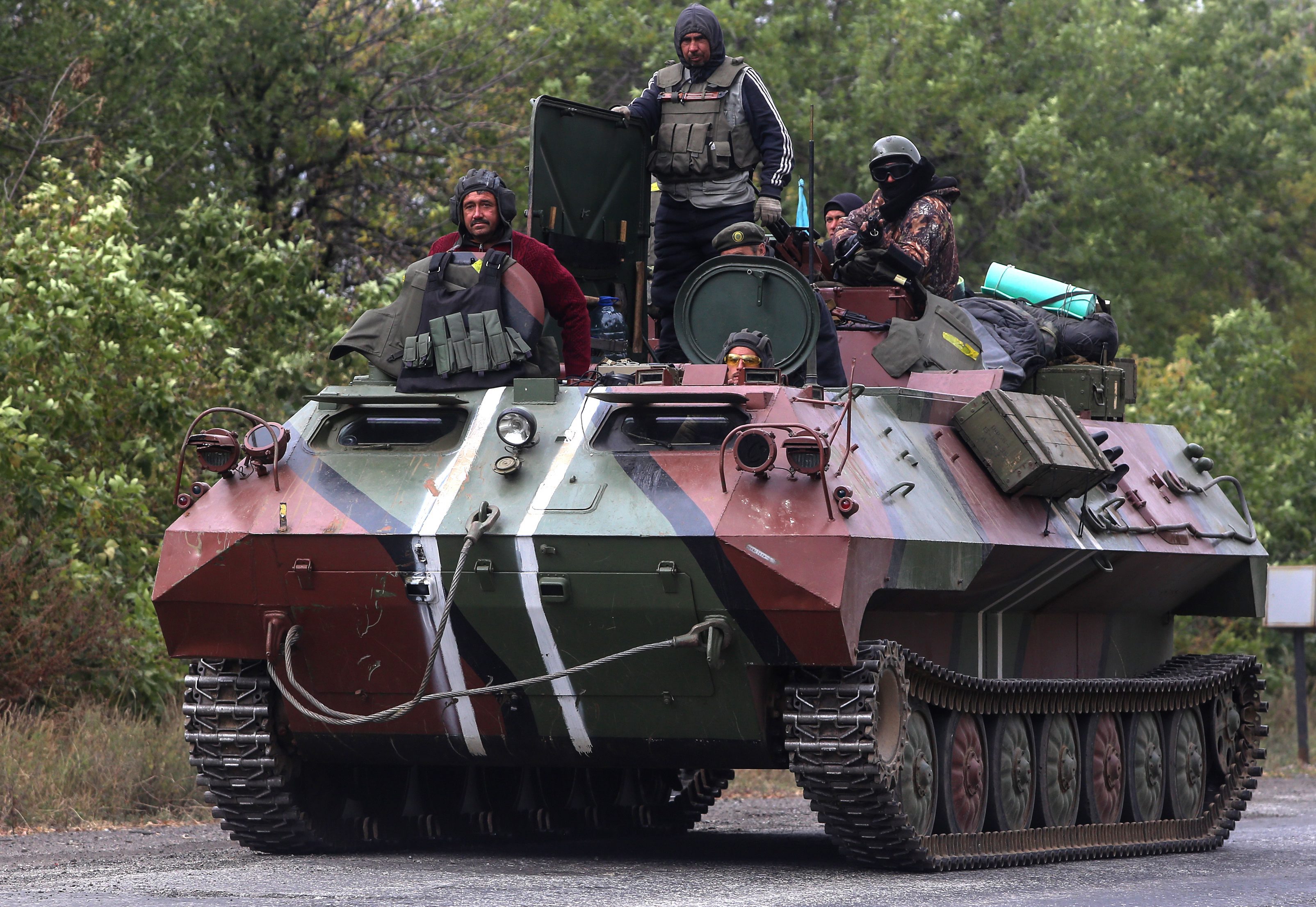 Ουκρανία: Οι φιλορώσοι αποσύρουν το πυροβολικό τους από τα ανατολικά