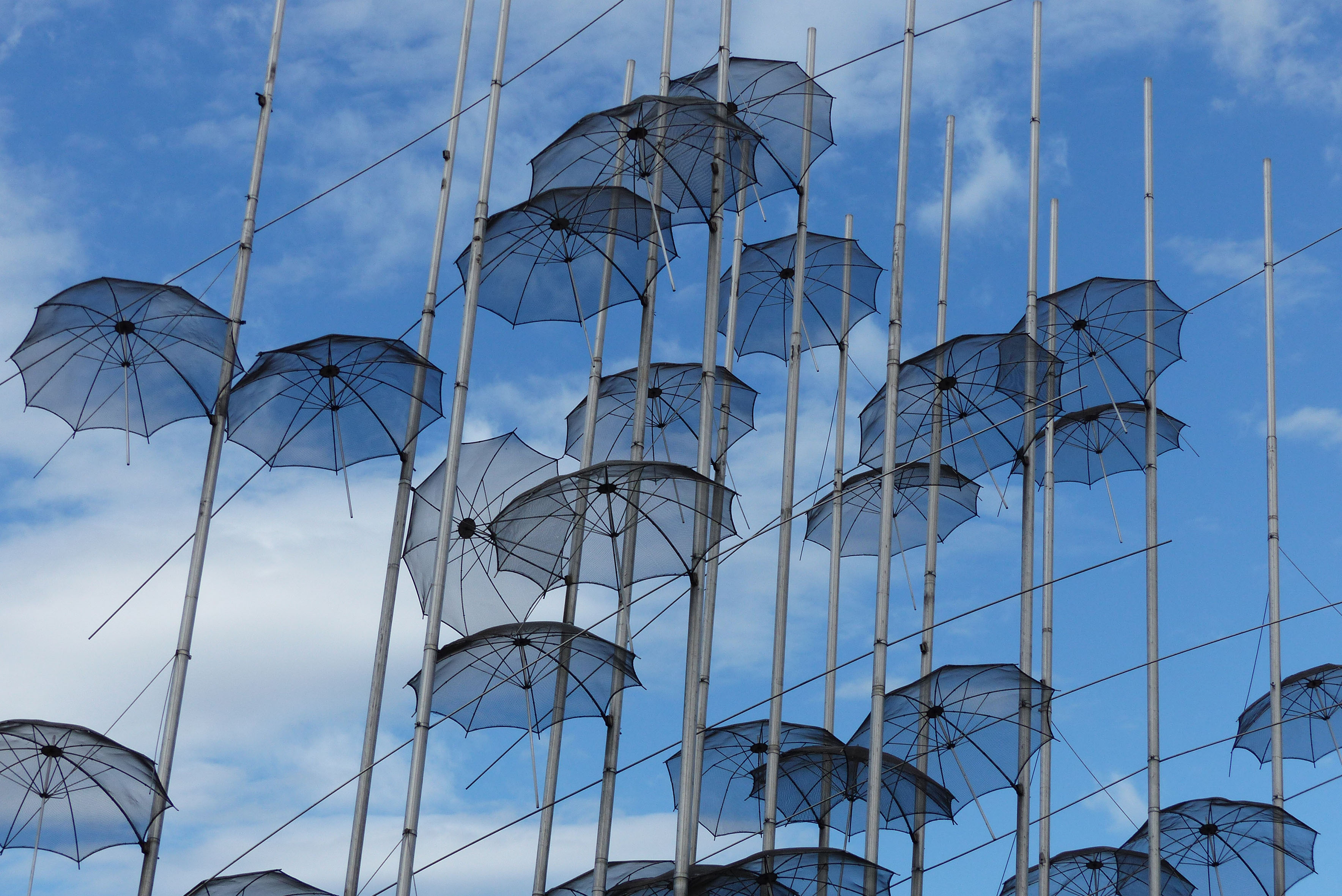 Ροζ γίνονται οι «Ομπρέλες» του Γ. Ζογγολόπουλου στη Θεσσαλονίκη